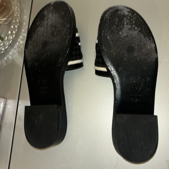 100% authentic Chanel lambskin sandal - Picture 5 of 6